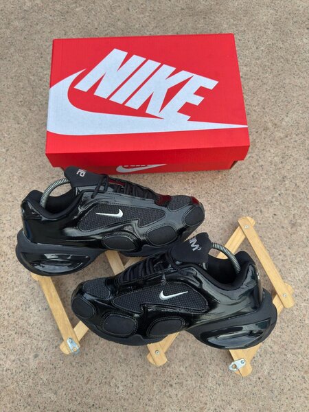 Baskets noires Nike futuristes