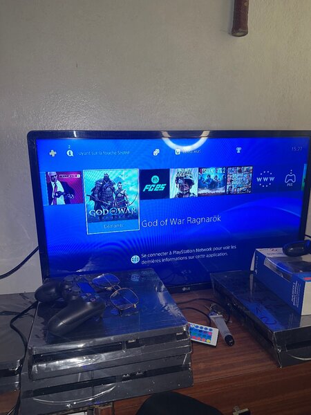 Console de jeu PS4 avec jeux