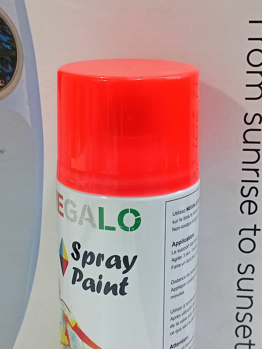 Peinture en spray fluorescente rouge