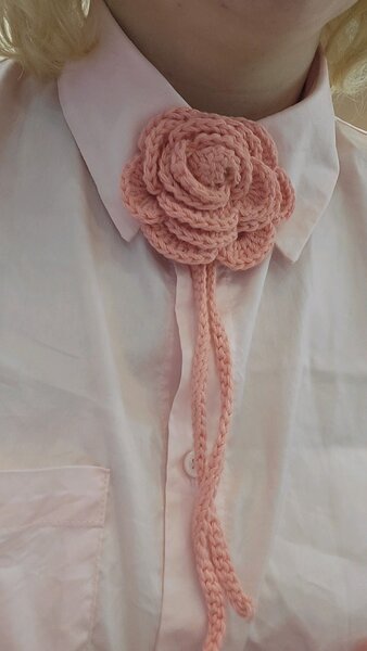 Broche fleur en tricot rose pastel