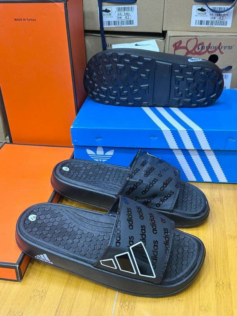 Claquettes de piscine Adidas confortables