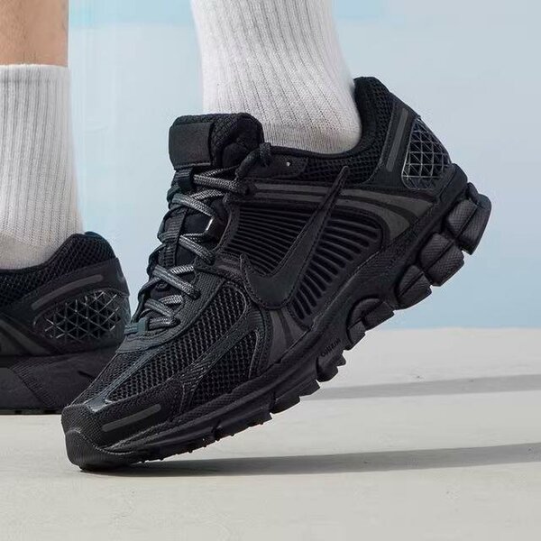 NIKE VOMERO 5