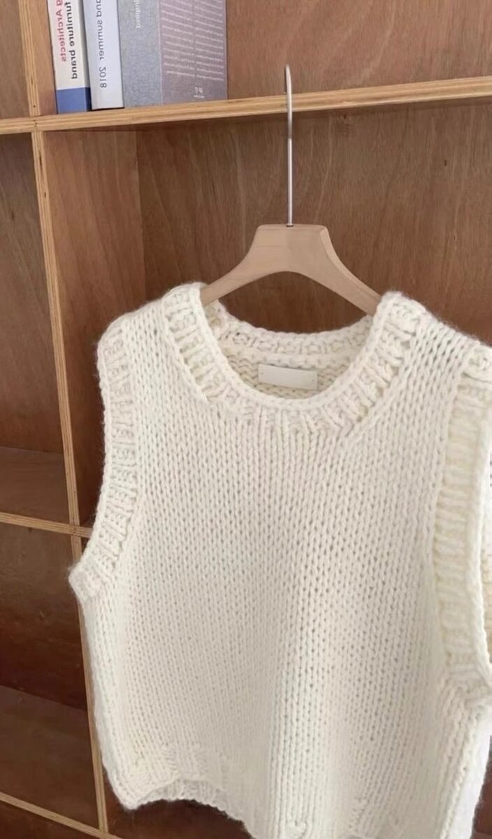 Бежевый вязаный жилет