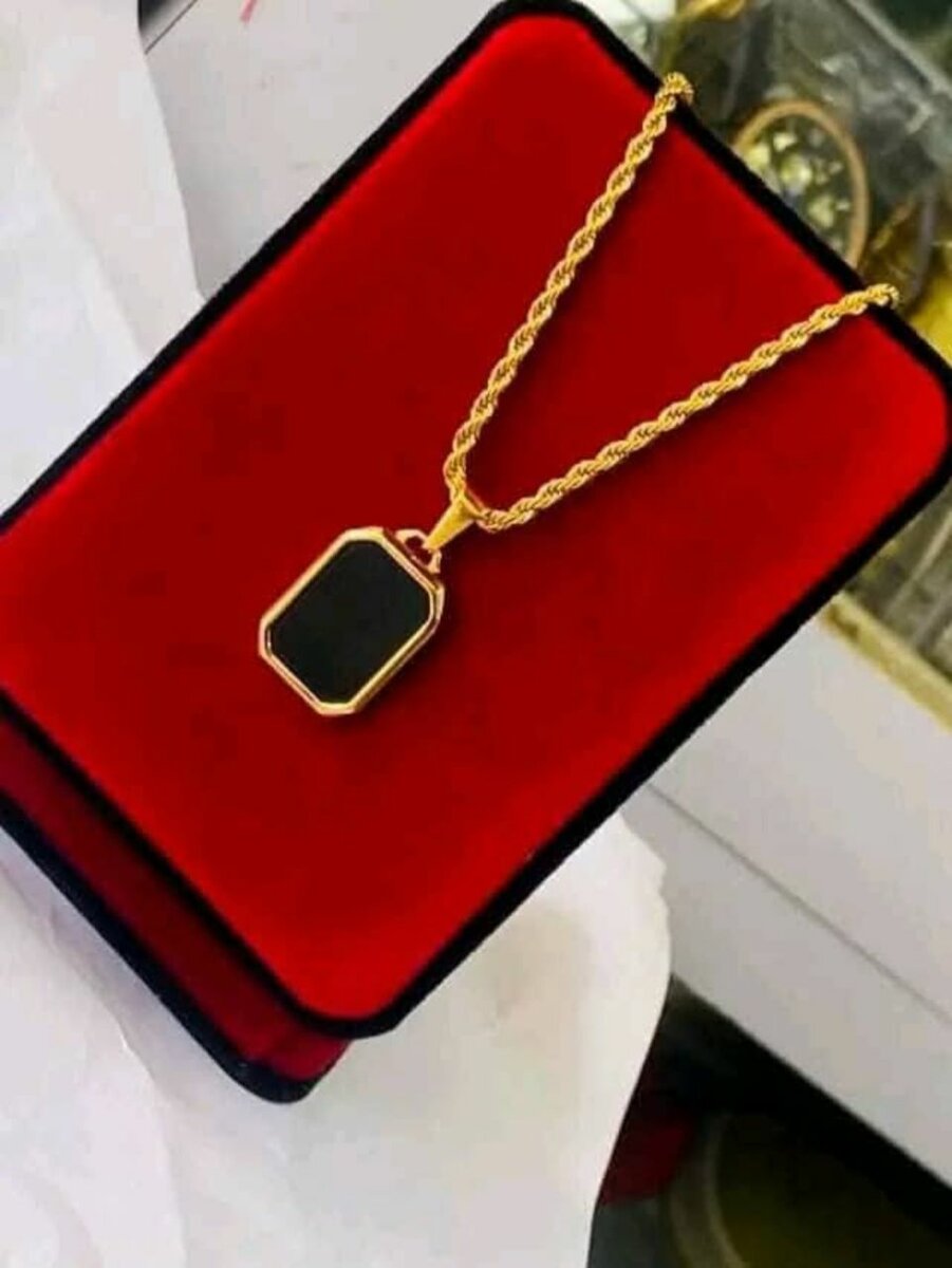 Collier avec pendentif en or