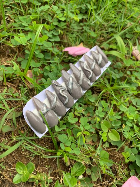 Faux Ongles Gris Élégants