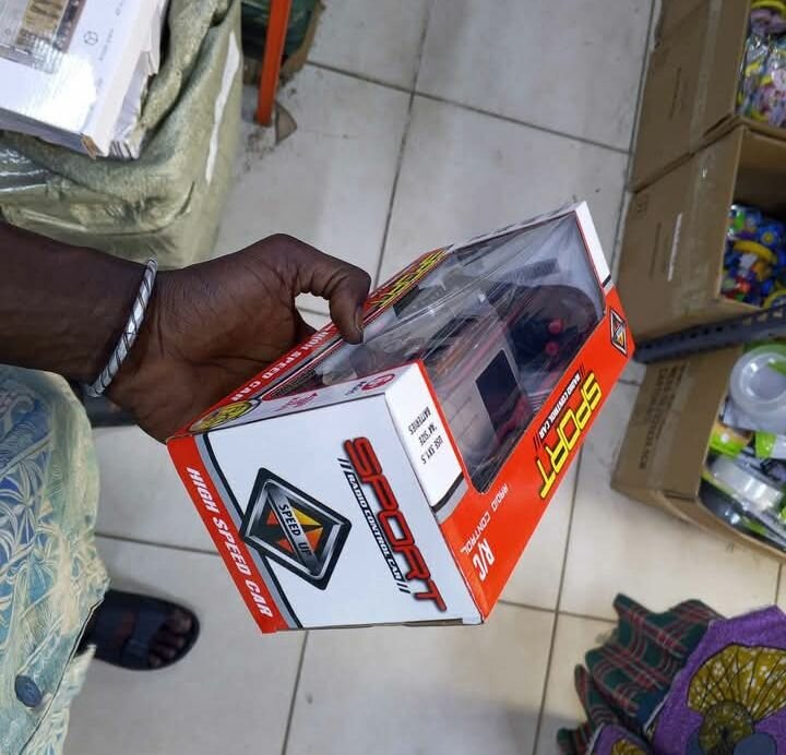 Voiture télécommandée en métal - 1:16