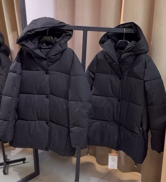 Кара капюшон менен аялдардын изоляцияланган курткасы