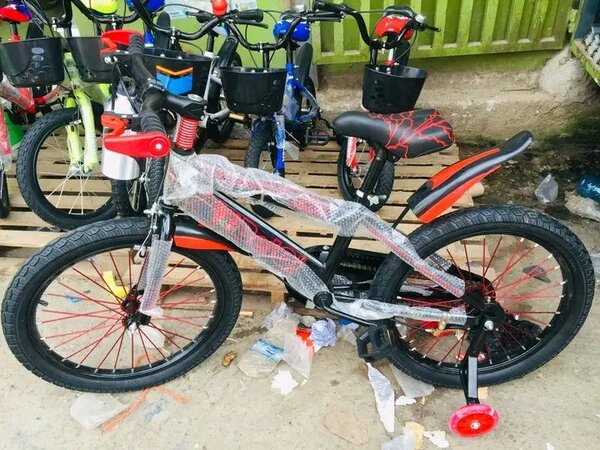 Vélo enfant rouge et noir 16 pouces
