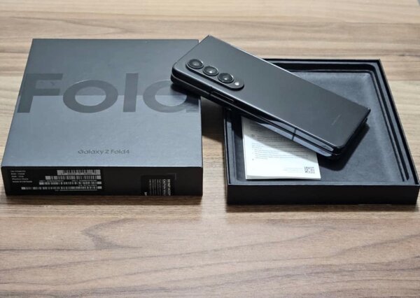 Samsung Galaxy Z Fold 4 (256/12) quasi neuf original