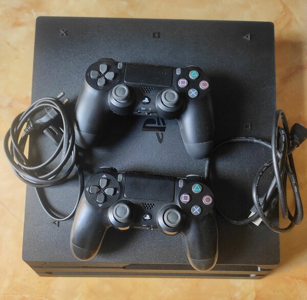 PS4 COMPLET AVEC 2 MANETTES 3 CD