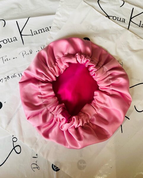 Bonnet en satin rose (enfant)
