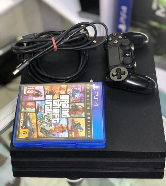 Console PS4 avec manette et GTA V