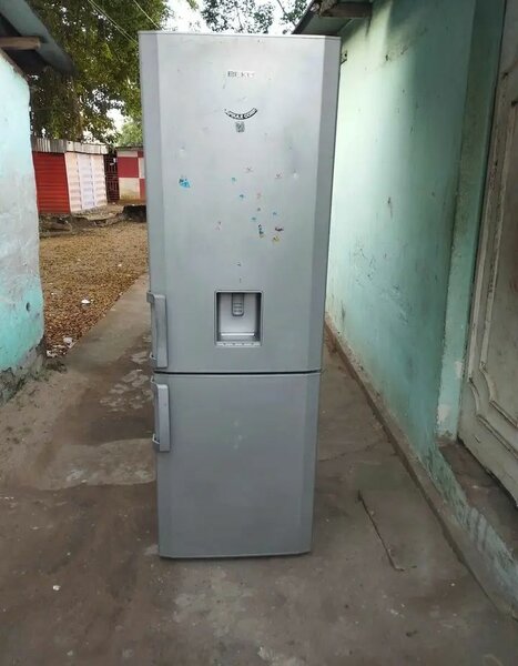 Réfrigérateur argent moderne