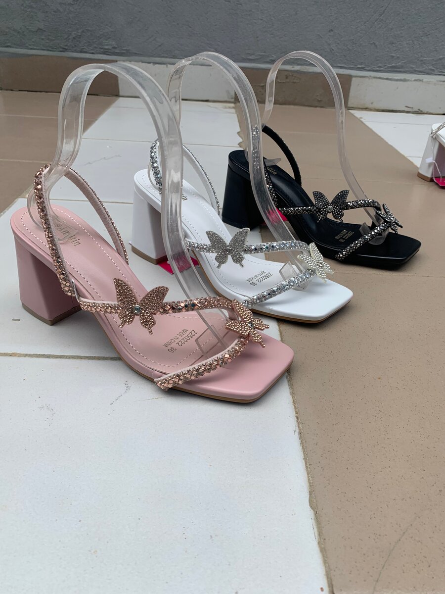 Sandales à talons avec papillon