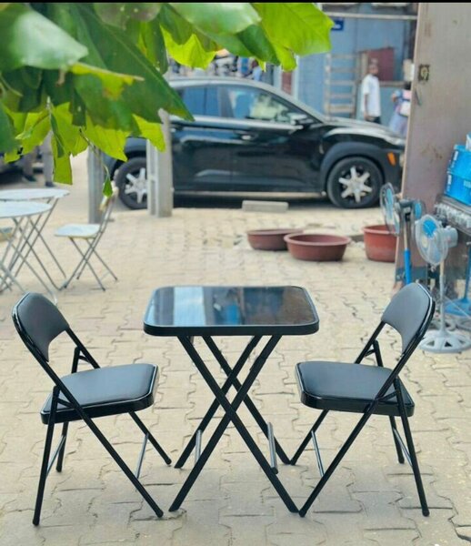 Table pliante et 2 chaises pliantes
