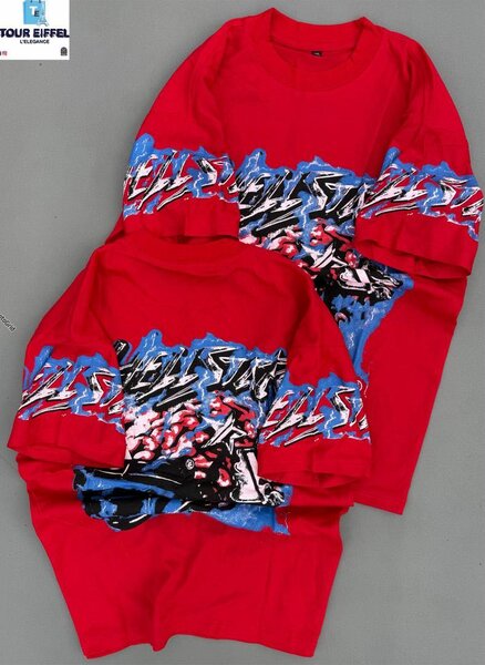 T-shirt rouge à motif graphique