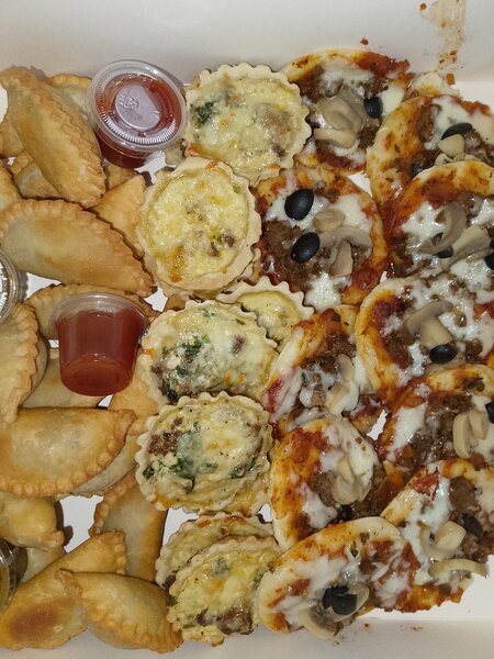 Mini pizzas et empanadas assorties