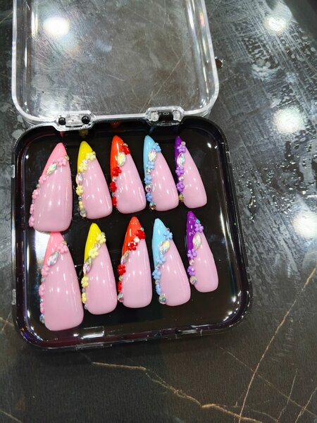 Faux ongles artistiques colorés