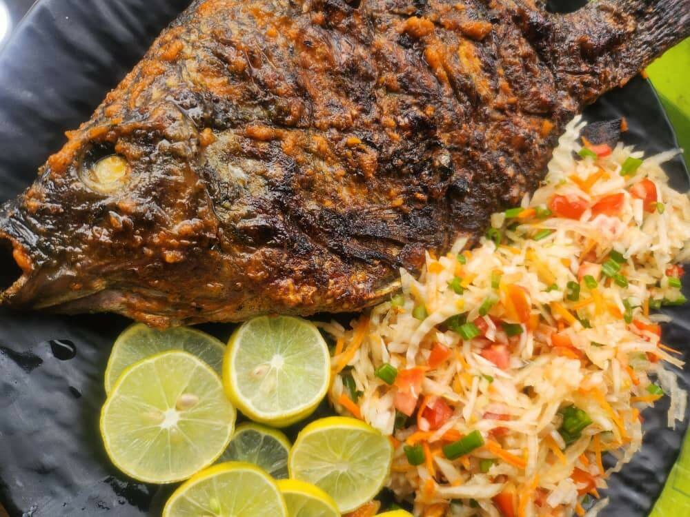 Poisson Grillé avec Riz et Légumes