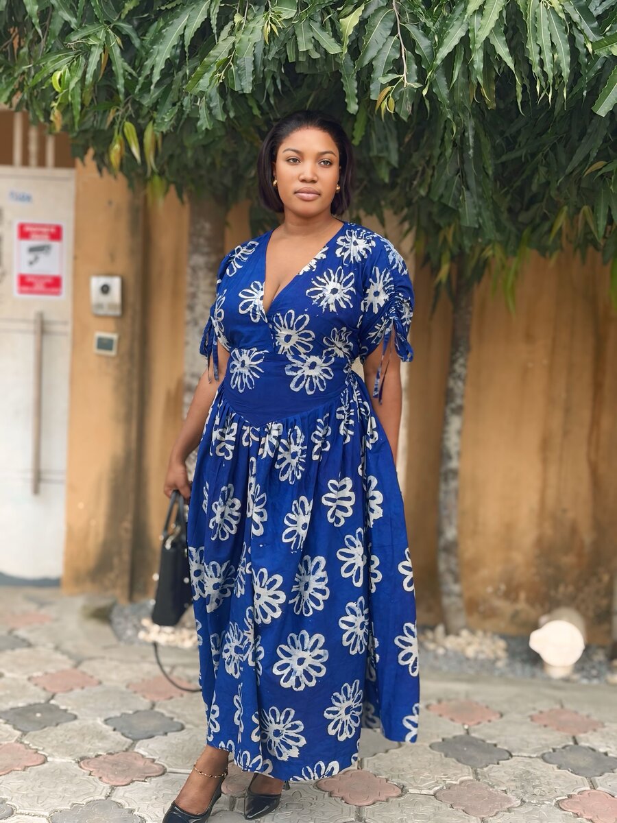 Robe fleurie élégante bleue