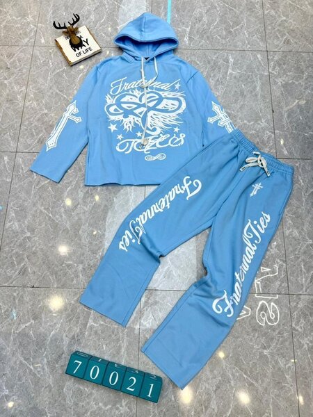 Sweat à capuche et pantalon