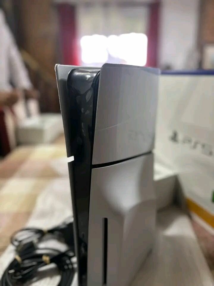 Console PS5 Slim Edition - Accessoires Inclus