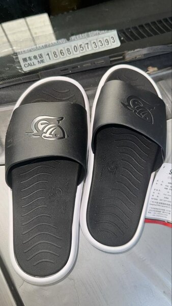 Claquettes noires confort