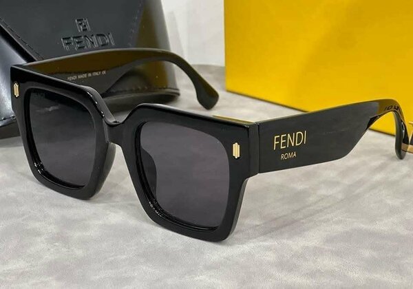 Lunettes de soleil Fendi noires