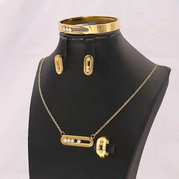 Set de bijoux dorés élégants