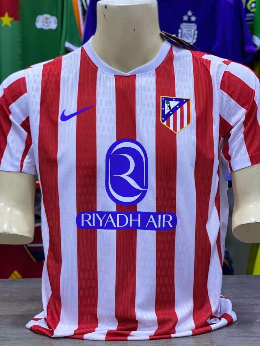 Maillot de football rayé rouge