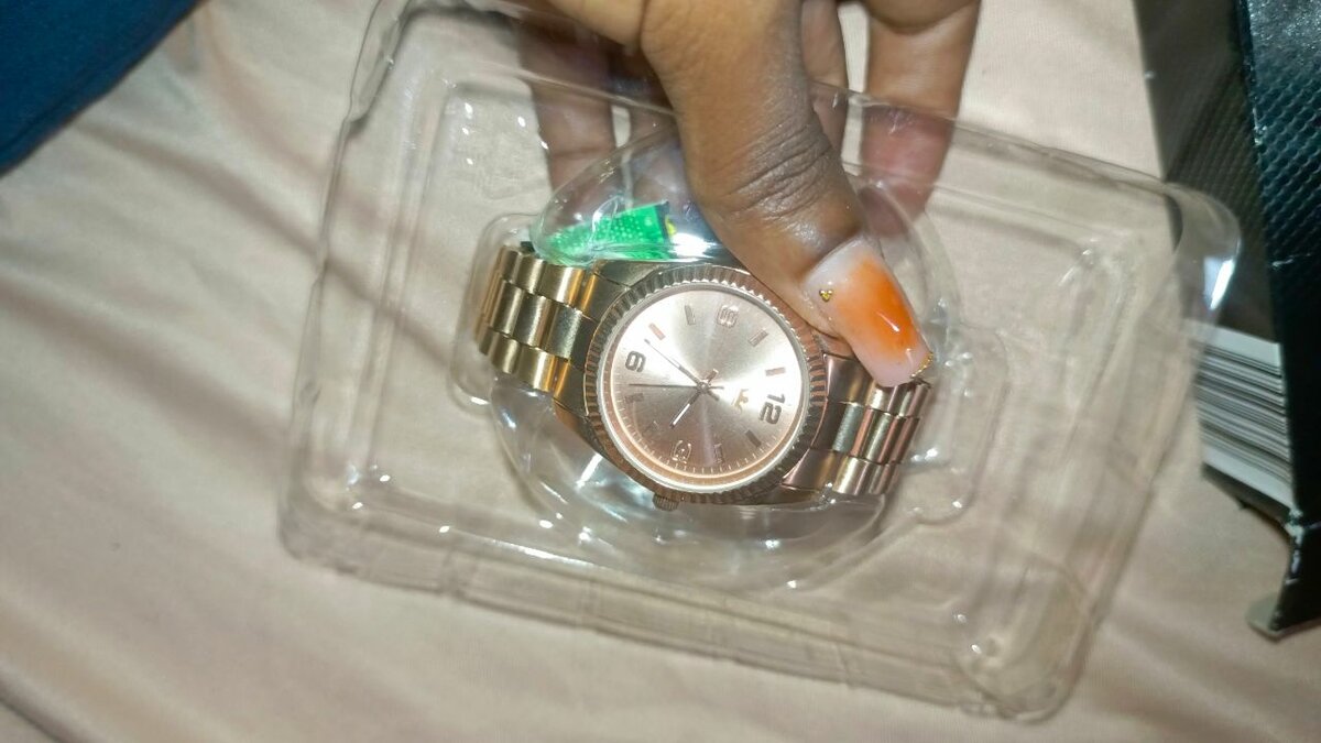 Montre en acier doré élégante