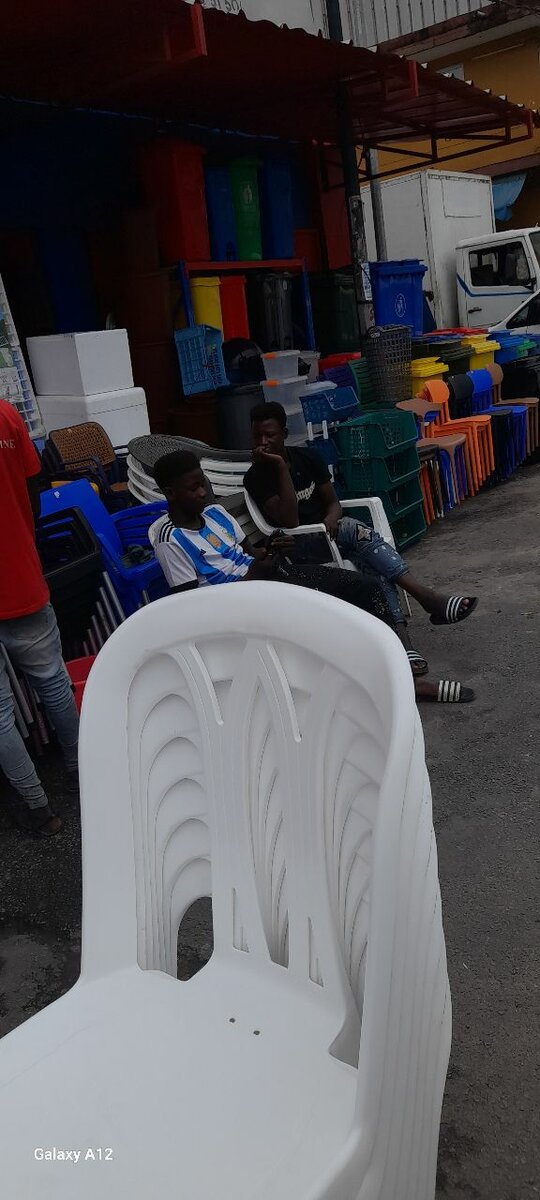 Chaises empilables en plastique