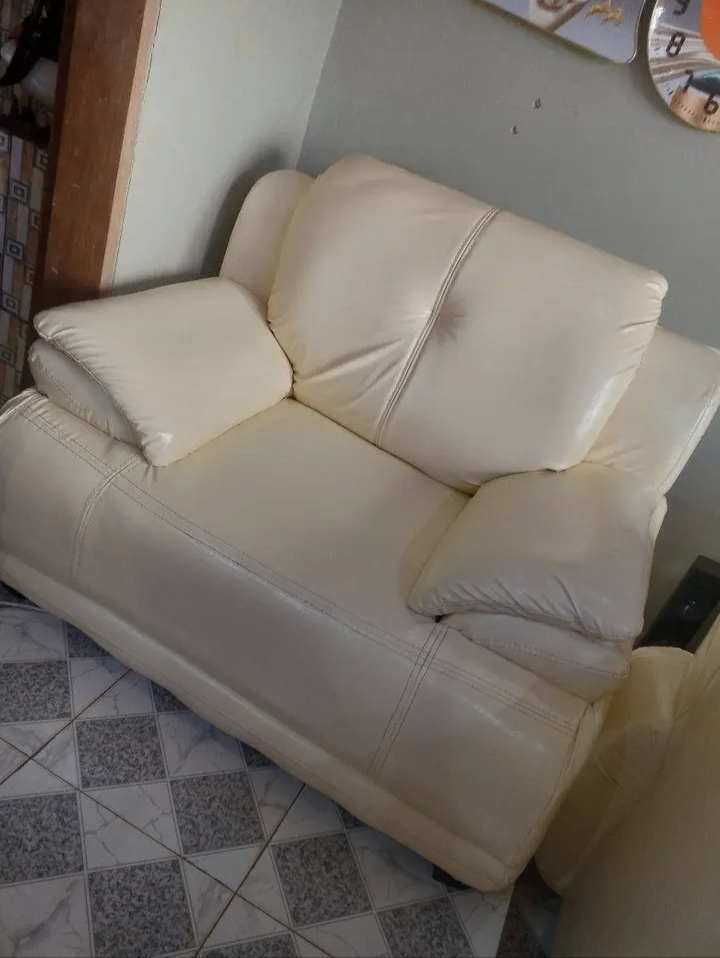 Canapé en cuir beige élégant