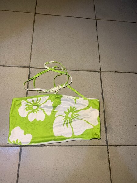 Top d'été fleuri vibrant