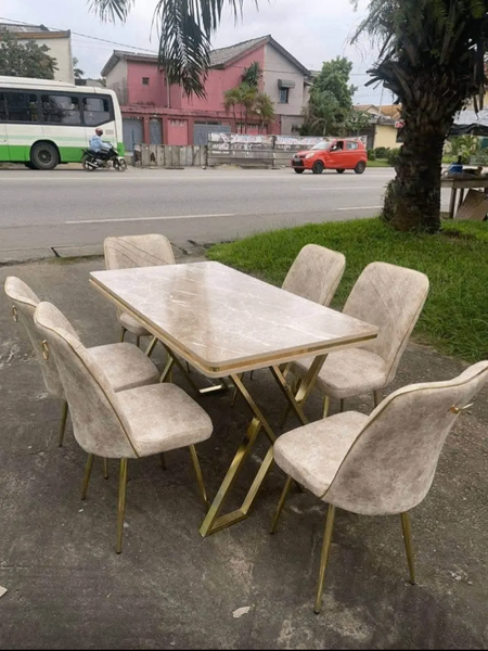 Ensemble table et chaises moderne