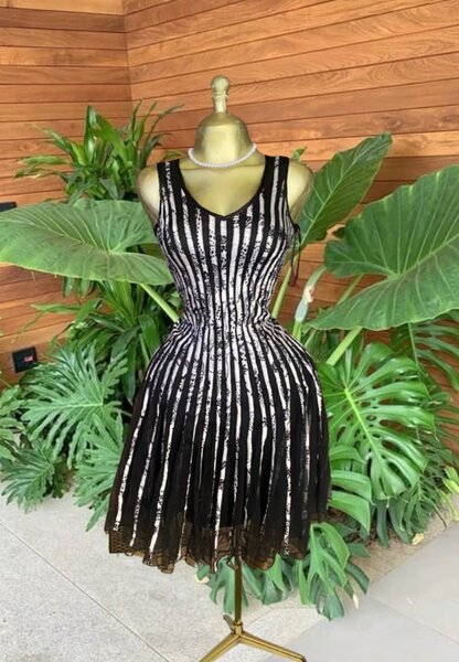 Robe élégante noire à rayures