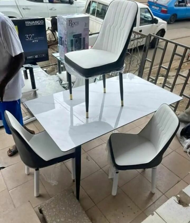 Ensemble table et chaises moderne