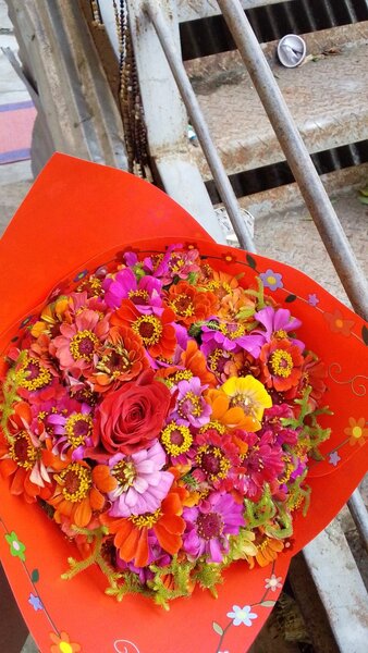 Bouquet de fleurs artificielles multicolores