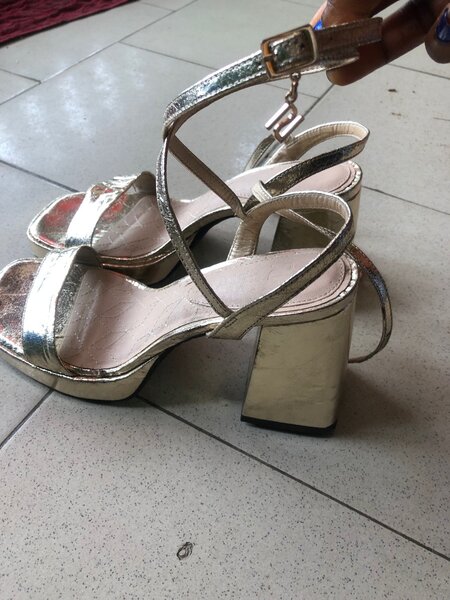 Sandales à talons dorées élégantes