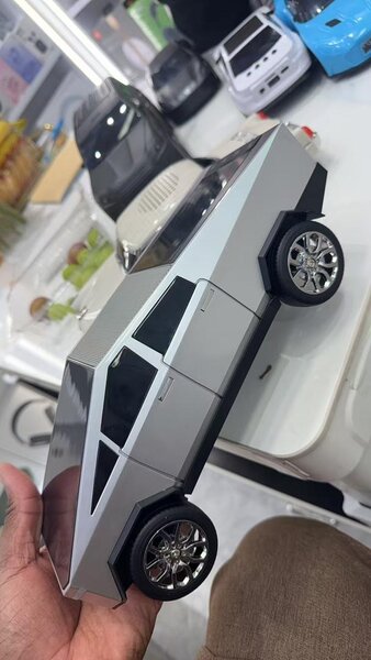 Voiture télécommandée futuriste