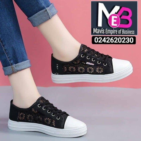 Lady's breathable sneakers