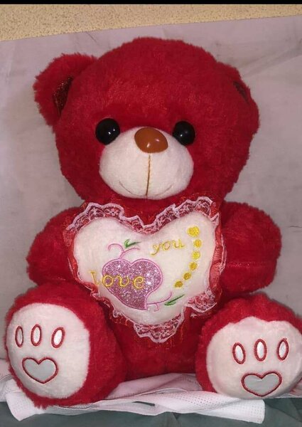 Nounours en peluche rouge avec cœur