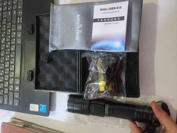 Очень мощный фонарь, дальность освещения 3000м, 2 батареи