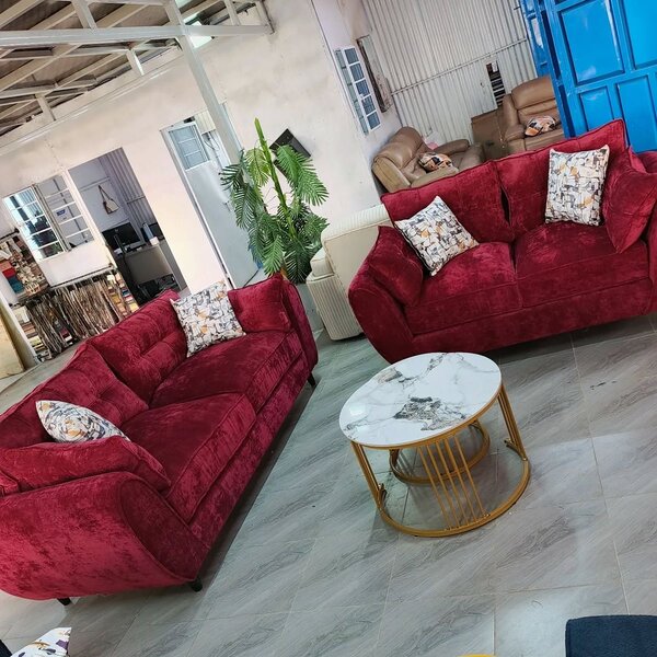 Canapé en velours rouge élégant
