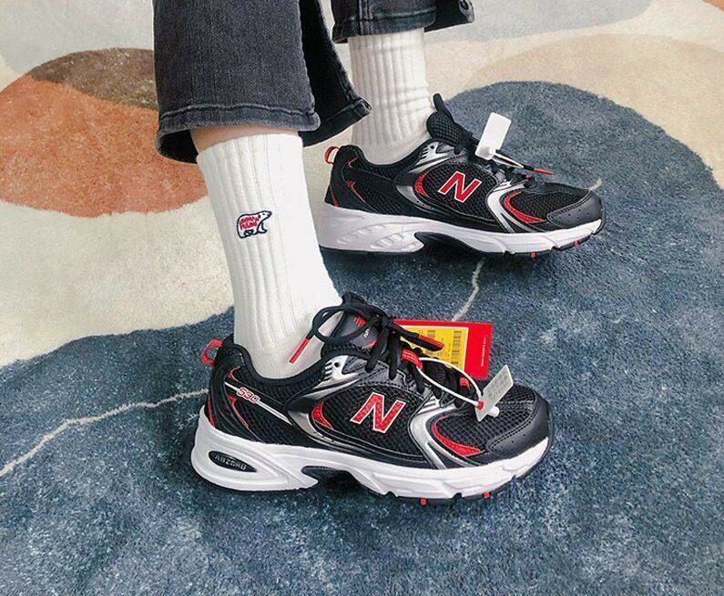 Chaussures de sport noires et rouges