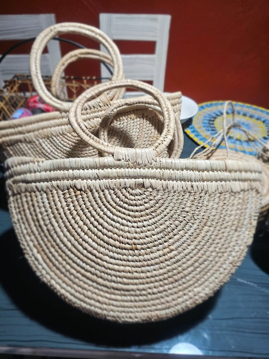 Panier en osier tissé à la main