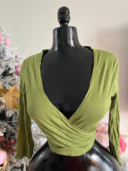 Haut cache-cœur vert élégant