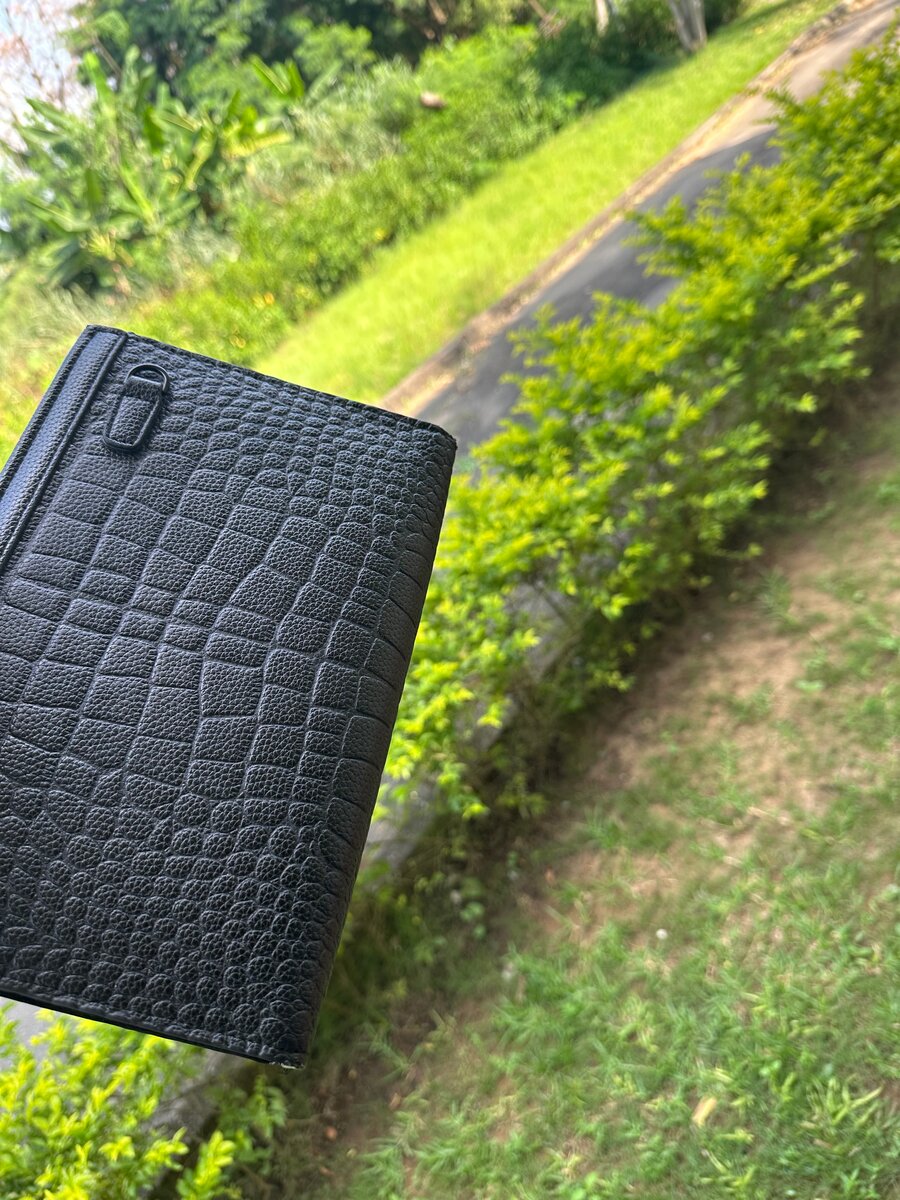 Pochette en cuir noir élégant
