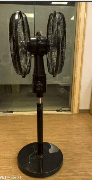 Ventilateur sur pied triple lame noir