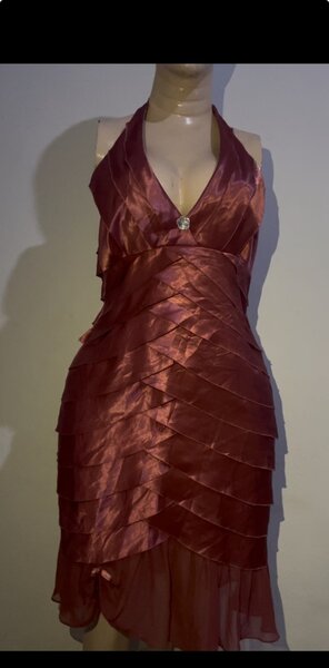 Robe élégante en satin rouge